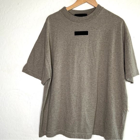 Fear of God Essentials S/S T-shirt with black logo patch in heather grey - Picture 2 of 8